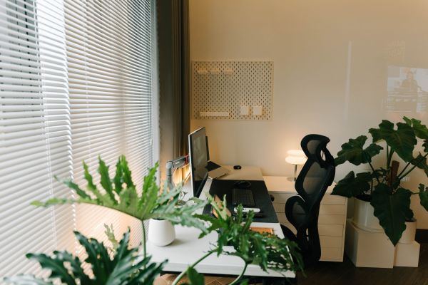 Aménagement intelligent : créez un bureau ergonomique dans un espace restreint !