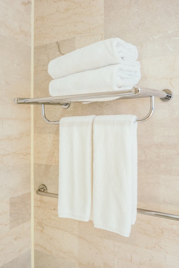 Porte-serviette salle de bain sans percer : élégance assurée